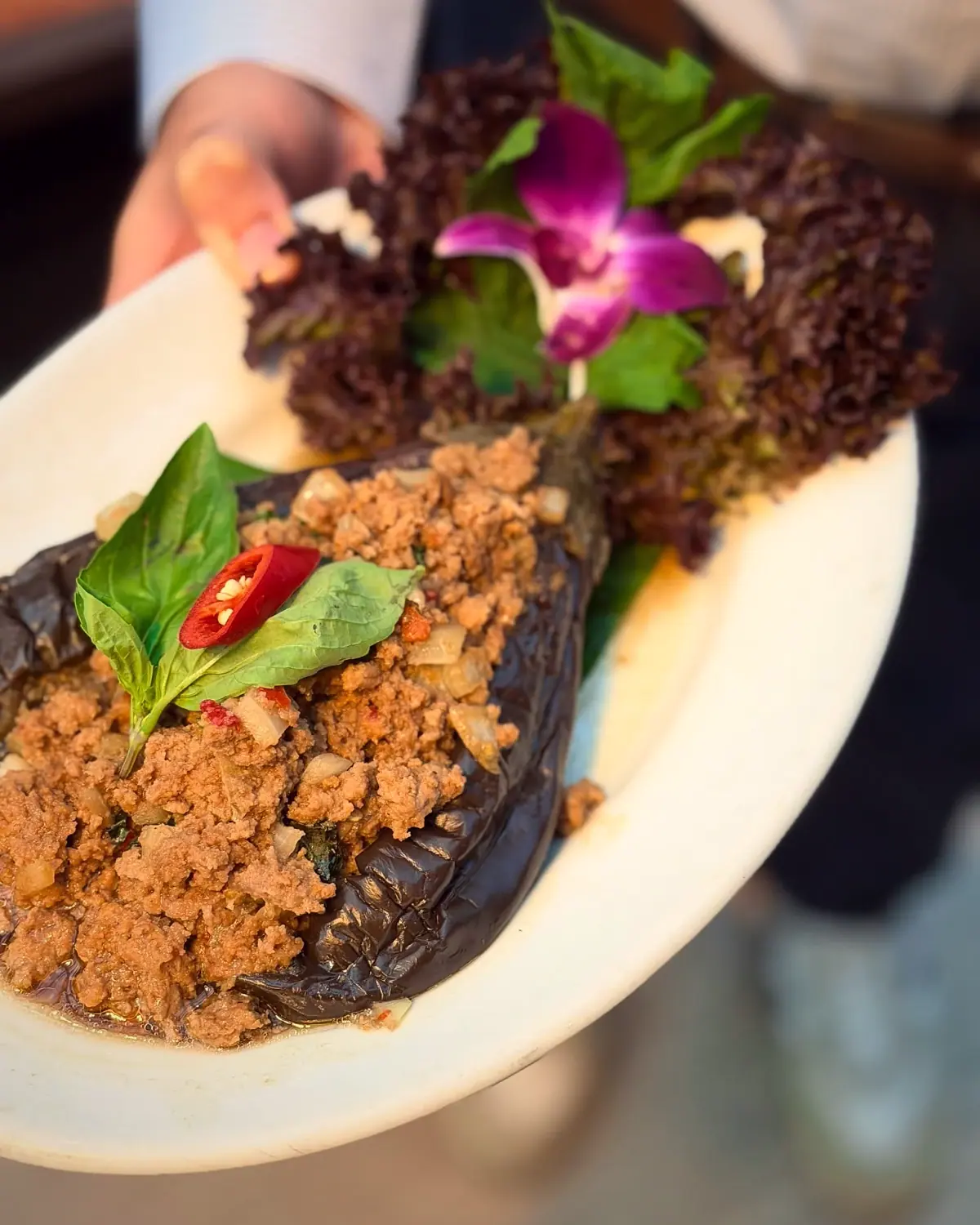 Aubergine gevuld met varkensgehakt en Thaise basilicum