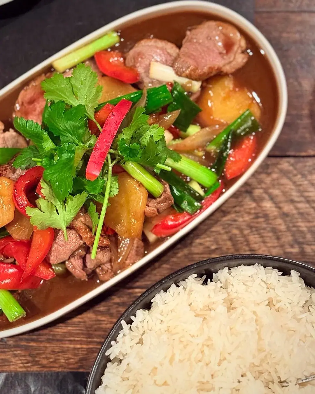Gewokt rundvlees met paprika en koriander, met rijst