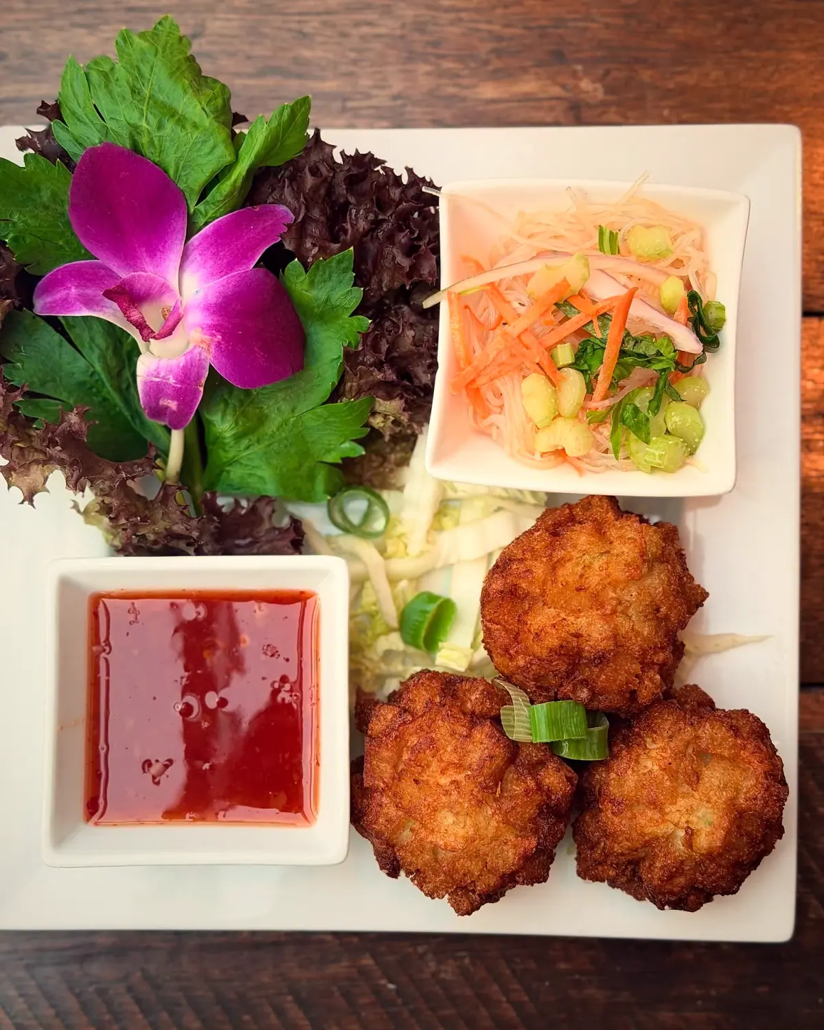 Krokante balletjes met scampi en inktvis, zoete chilisaus