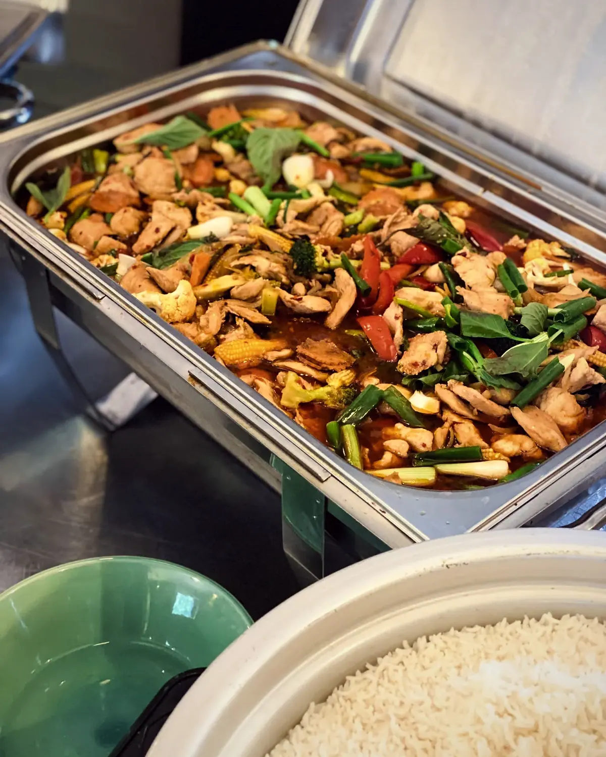 Wokgerecht in een warmhoudschaal voor een traiteurbuffet