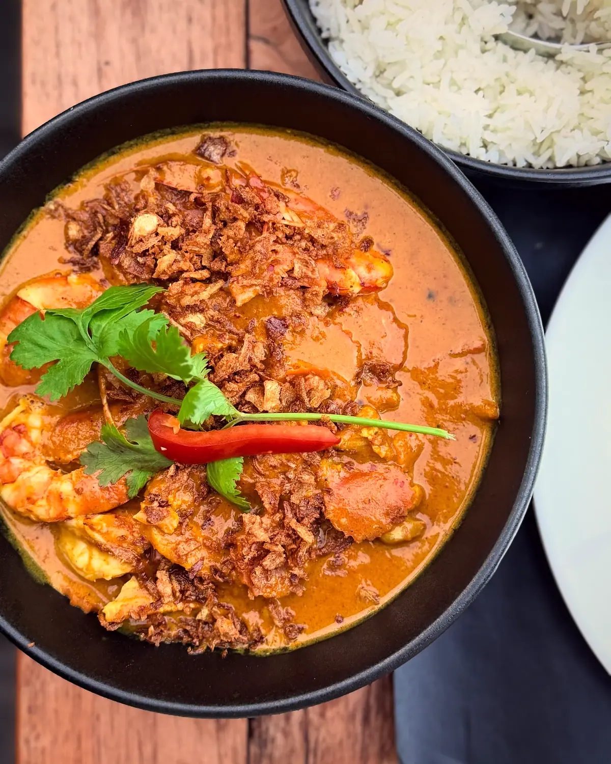 Kokoscurry met scampi en gefrituurde sjalot