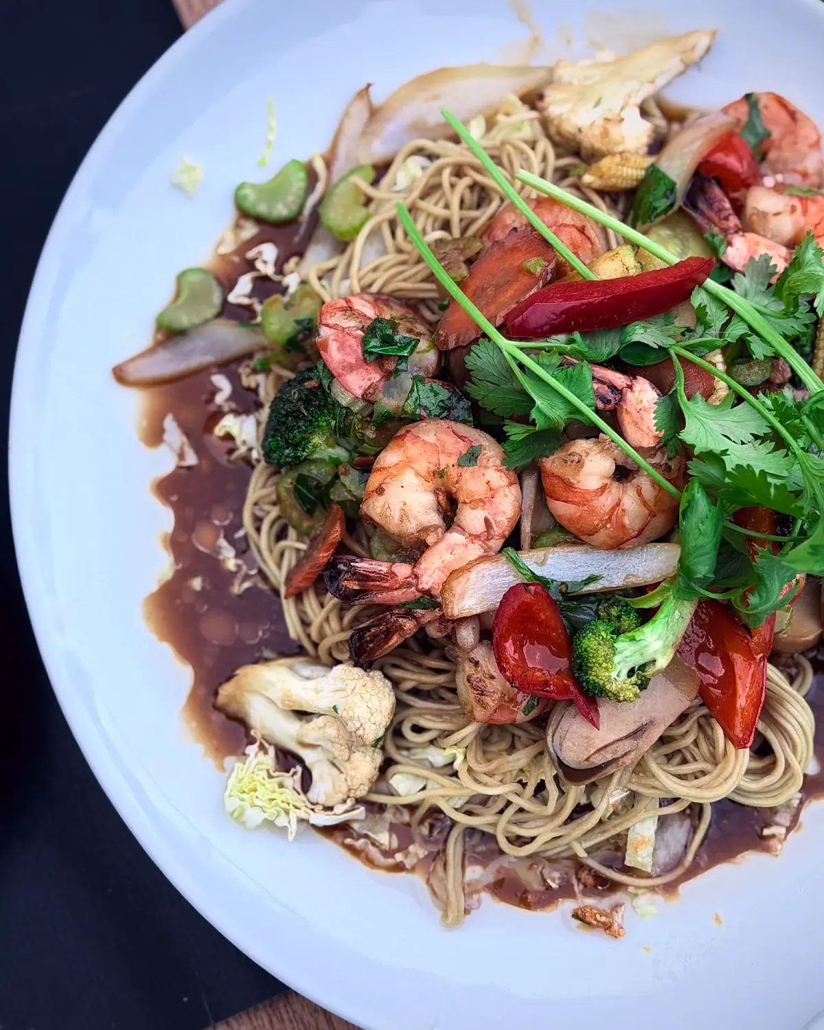 Gewokte noedels met scampi en groenten