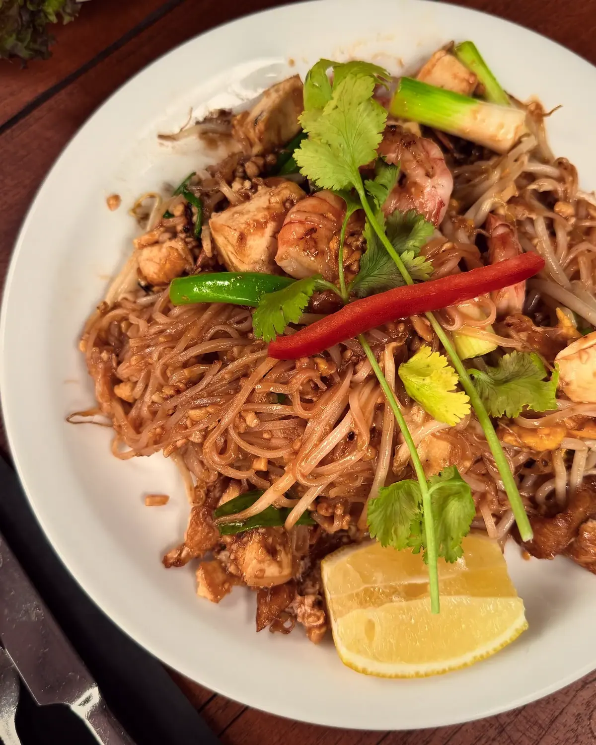 Pad thai met garnalen, citroen en sojascheuten