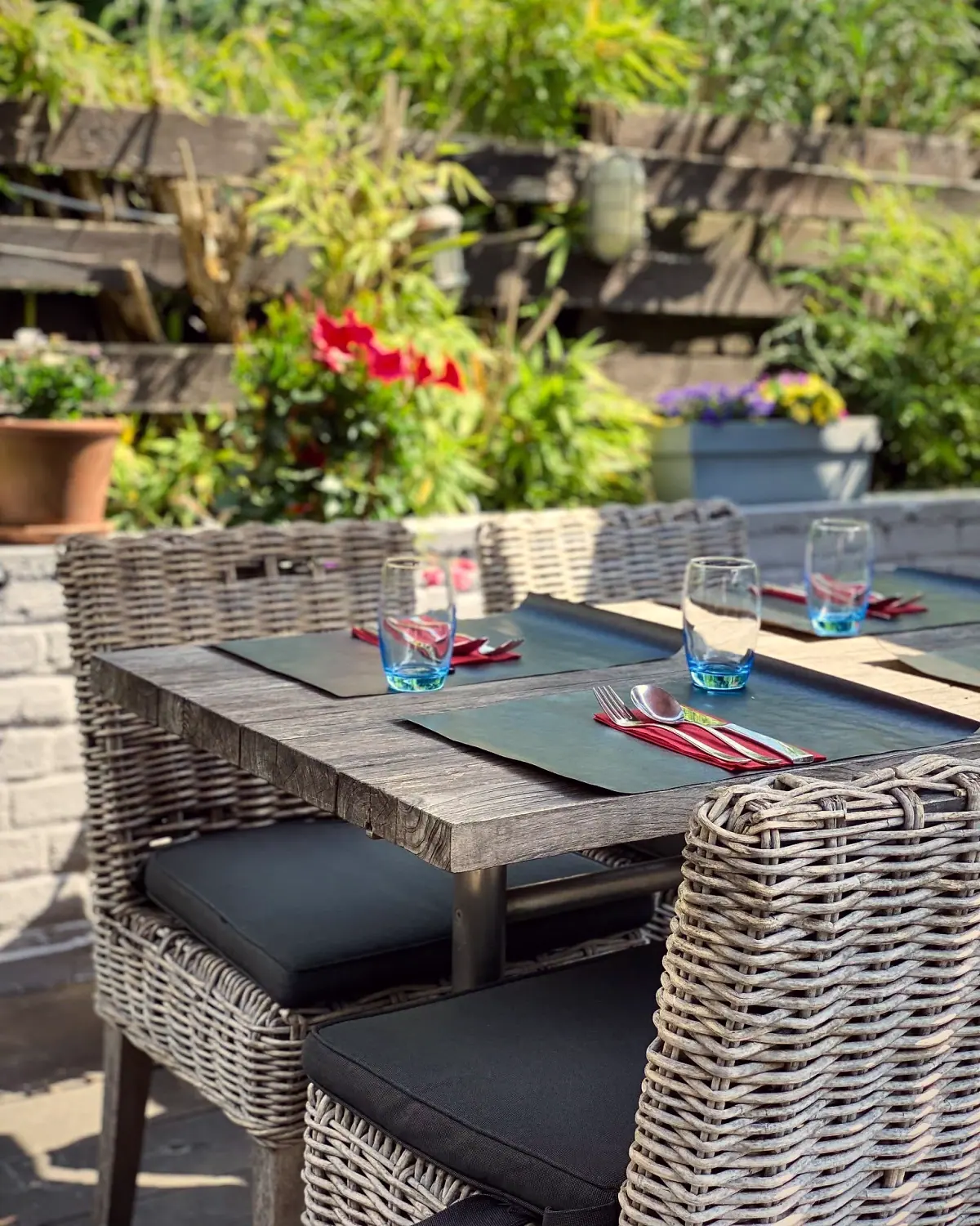 Gedekte tafel op het bloemrijke terras