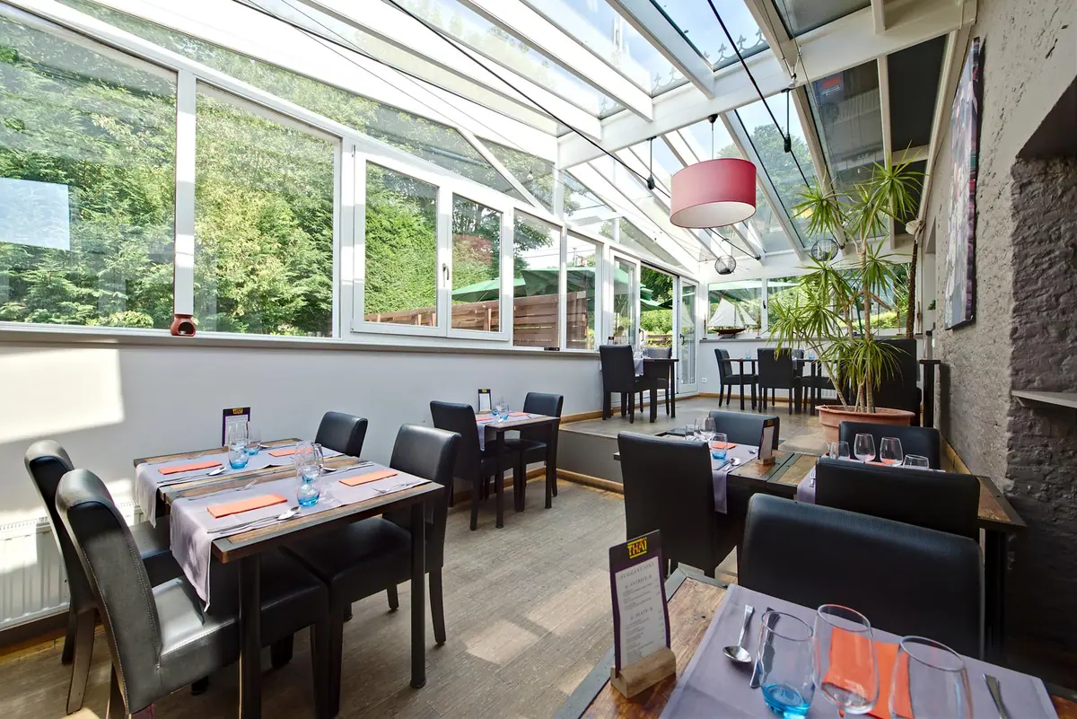 De lichte veranda van het restaurant